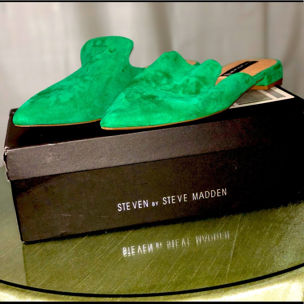 Stephen by Steve Madden green suede flats size 9